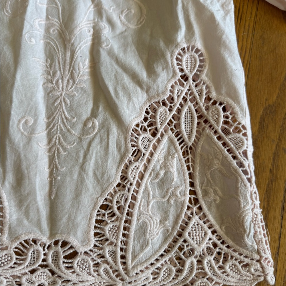 Eyelet crochet elegant top - Picture 2 of 6